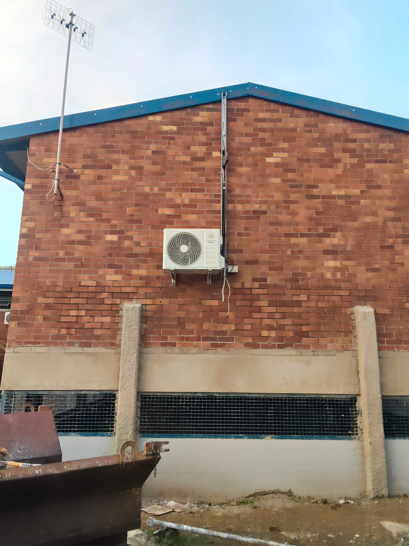 Wall-mounted exterior air-conditioning condenser installation